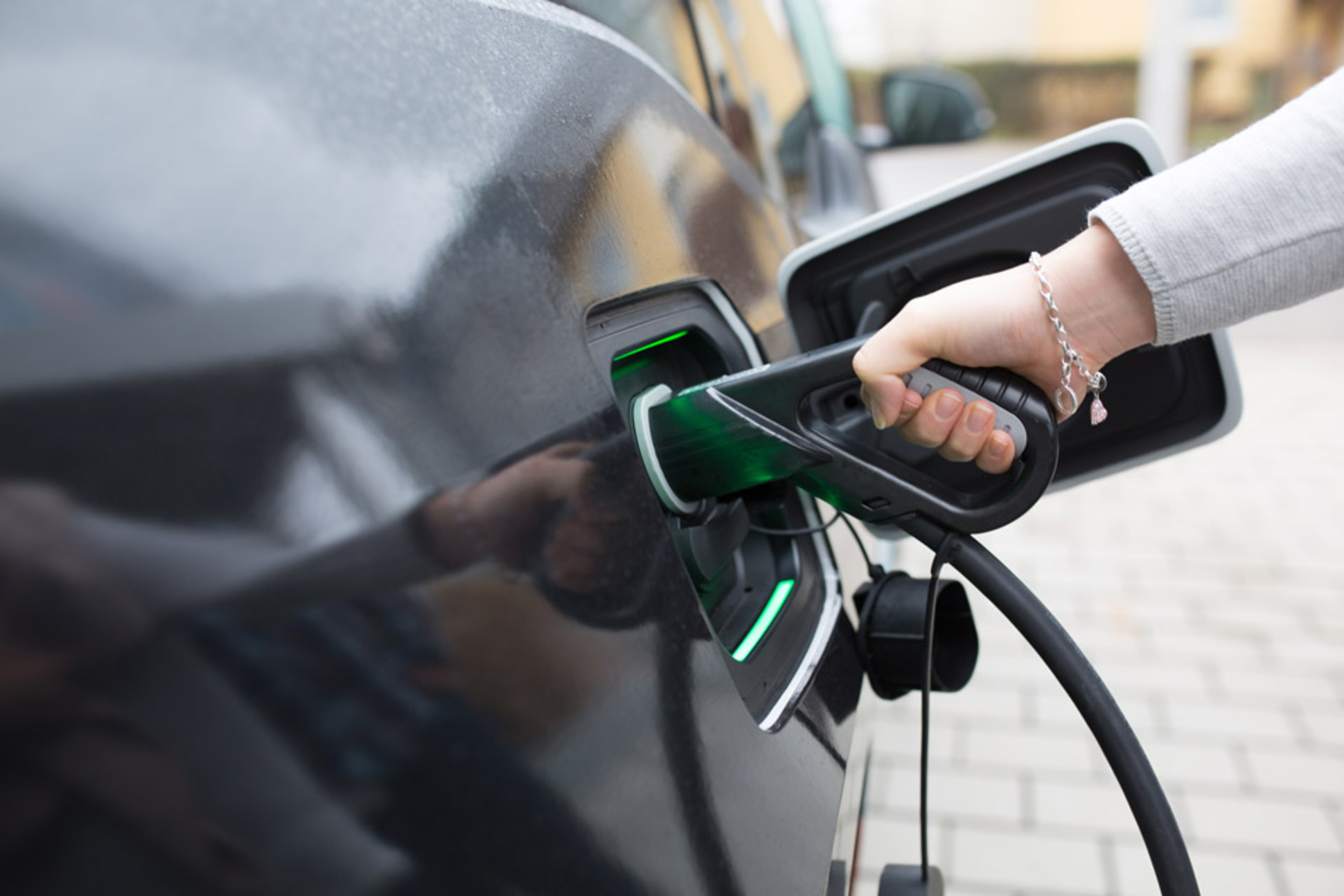 Elektro­mobilität bei Kaya  Sefer Elektro in Illerkirchberg